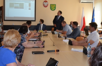 Zdjęcie przedstawia Radnych gminy podczas obrad 27 sesji