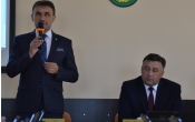 Zdjecie przedstawia stojacego Wojta i siedzacego Przewodniczacego Rady Gminy