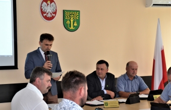 Wójt przedstawiajacy sprawozdanie międzysesyjne