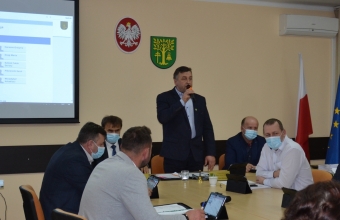 Przewodniczący Rady Gminy na tle Radnych i Wójta