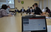 Zdjecie z XXXV sesji Rady Gminy Malanow przedstawiajace tablet na tle sesji