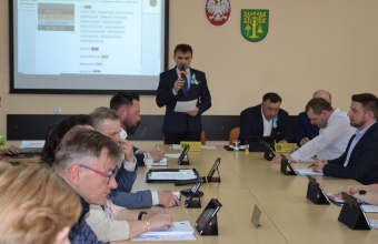 Zdjecie z XXXVII sesji przedstawiajace Wojta i Radnych